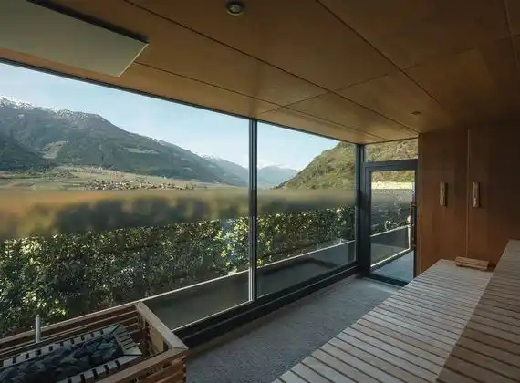 Sunset Sauna · 90 °C · Luftfeuchtigkeit 10 % · Textilfrei Ja · im Preidlhof Luxury DolceVita Resort  · Südtirol · Italien
